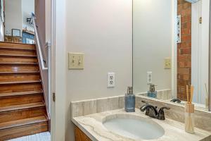 ein Bad mit einem Waschbecken und einem Spiegel in der Unterkunft Scenic - Holiday Haven - 4 Minutes to Beaver Creek in Avon