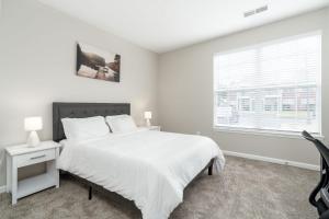 um quarto branco com uma cama e uma janela em Tranquil Haven in Greenwood em Greenwood
