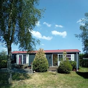 una casa con un albero di fronte di Slapen op De Bult a De Bult