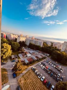 una vista aérea de un aparcamiento con coches en Sparrow apartmens 3, en Košice