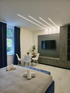 een slaapkamer met een bed met twee kussens erop bij Apartman Godot in Zagreb