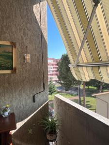 un edificio con tenda da sole e vista su una strada di Casa vacanze Giulianova Lido a Giulianova