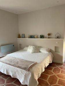 sypialnia z dużym łóżkiem z białymi prześcieradłami i poduszkami w obiekcie CÉNTRICO APARTAMENTO REFORMADO EN ARANJUEZ w mieście Aranjuez