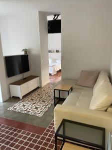 Telewizja i/lub zestaw kina domowego w obiekcie CÉNTRICO APARTAMENTO REFORMADO EN ARANJUEZ