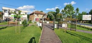 ヴルドニークにあるApartman Lamaの通りの真ん中にある木々の公園