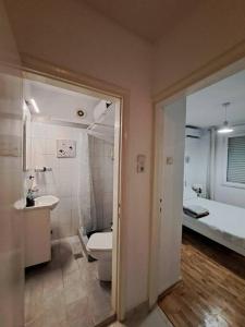 1 cama y baño con aseo y lavamanos. en Apartment Matovic, en Tesalónica