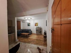 sala de estar con sofá y mesa en Apartment Matovic, en Tesalónica