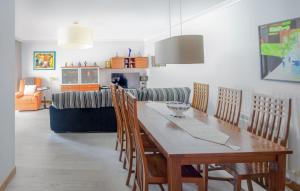 科巴羅的住宿－Varosha Combarro，客厅配有餐桌和椅子