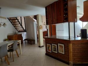 uma cozinha e sala de jantar com um balcão e uma mesa em Habitación con baño privado y estacionamiento em San Martín