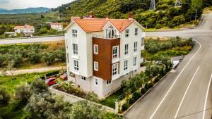 uma vista aérea de uma grande casa branca com um telhado laranja em Your Home in the Heart of Nature! -6 persons em Gemlik