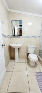 a bathroom with a toilet and a sink at Alojamiento River Merendón in San Pedro Sula