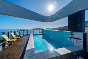 A piscina localizada em Confortável Loft com Vista para o Mar - Condomínio com Piscina ou nos arredores
