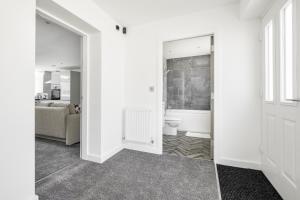 a white room with a toilet and a bathroom at Modern 2bed Apartment in Worksop in Worksop