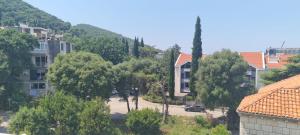 vistas a una ciudad con árboles y edificios en Apartment Jana, en Dubrovnik