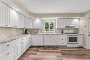 Comfy home with newly renovated interior tesisinde mutfak veya mini mutfak