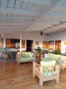Sunset Bay B&B في جزيرة كورن: غرفة معيشة مع كنب أخضر وطاولة