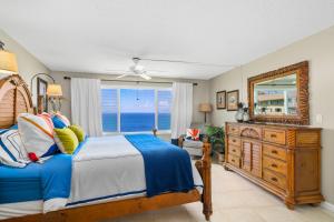 um quarto com uma cama, um espelho e uma janela em Breathtaking Ocean View of Royal Waters! AK5202 em Princeville