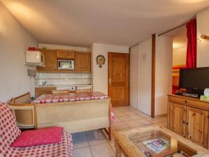 een woonkamer met een bed en een televisie bij Appartement Morillon 1100, 2 pièces, 6 personnes - FR-1-642-11 in Morillon