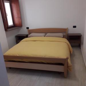 ein Schlafzimmer mit einem Bett in einem Zimmer mit einem Fenster in der Unterkunft Appartamento Le Cascate 1° Piano in Cittiglio