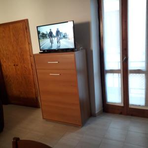 einen Flachbild-TV auf einer Kommode in der Unterkunft Appartamento Le Cascate 1° Piano in Cittiglio