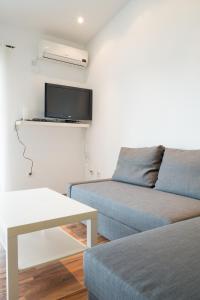 a living room with a couch and a tv at VDL Apartments in Trogir