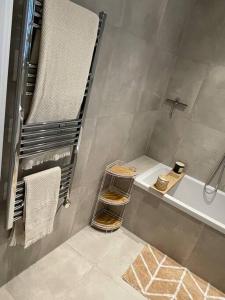 uma casa de banho com um WC, um lavatório e um chuveiro em Stylish and Cosy 2 bedroom flat in Croydon em Croydon