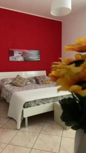 una camera con letto e parete rossa di Mirage B&B ad Alezio