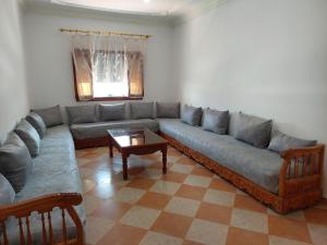 un soggiorno con divano e tavolo di Oued Laou Noor - Sunborn Holidays a Oued Laou