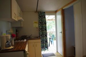 Cuisine ou kitchenette dans l'établissement Camping La Bergerie