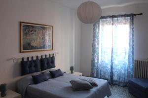 a bedroom with a bed and a window at A casa di Martina, San Vito Chietino, Vico I della Chiesa in San Vito Chietino