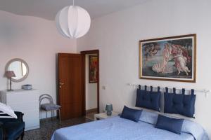 um quarto com uma cama azul e um quadro na parede em A casa di Martina, San Vito Chietino, Vico I della Chiesa em San Vito Chietino