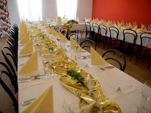 Reštaurácia alebo iné gastronomické zariadenie v ubytovaní Penzion Podzámčí