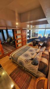 een slaapkamer met een groot bed in een kamer bij Apartamento Mirador in Viña del Mar