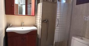 Koupelna v ubytování ANEMOESSA APTS + 24 fotografií