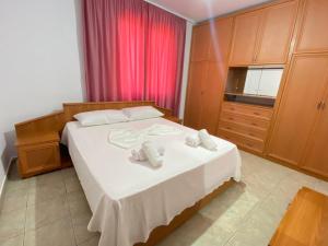 Un dormitorio con una cama con toallas blancas. en Tirana AS Apartment 1, en Tirana
