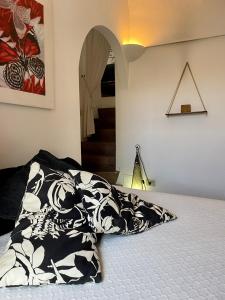 - une chambre avec un lit et une couverture noire et blanche dans l'établissement Resort La Casa Dei Fiori, à Pantelleria