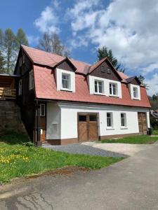 a large house with a red roof at Chalupa Krásný Buk, České Švýcarsko in Krásná Lípa
