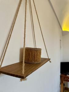 un panier suspendu sur une étagère dans une pièce dans l'établissement Resort La Casa Dei Fiori, à Pantelleria
