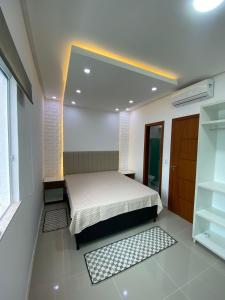 1 dormitorio con 1 cama en una habitación en APT DUPLEX BEST BIGGEST ENCANTOS de TAPERAPUAN a 100 M da PRAIA, en Porto Seguro