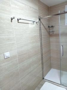 um chuveiro com uma porta de vidro na casa de banho em CASA MAR DE LUNA Playas en Raxo em Raxo