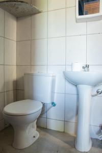 La salle de bains est pourvue de toilettes et d'un lavabo. dans l'établissement Sambaqui Hostel, à Ilhabela