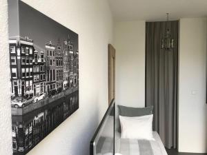 um quarto com uma cama e uma fotografia na parede em Villa Yburg em Amsterdã