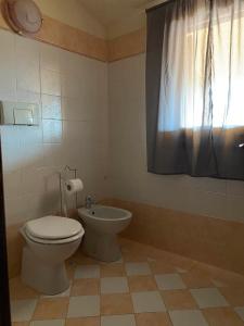 When in Alberese في ألبيريزي: حمام مع مرحاض ومغسلة