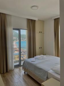 1 dormitorio con cama grande y ventana grande en Hotel Kaligrosh, en Sutomore