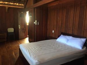 Llit o llits en una habitació de Nhà Gỗ Villa