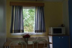 Cuisine ou kitchenette dans l'établissement Camping La Bergerie
