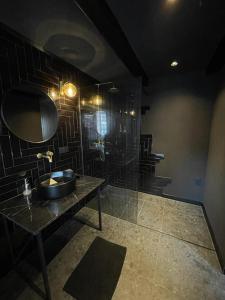 een badkamer met een wastafel en een spiegel bij B&B Suupmarkt in Dokkum