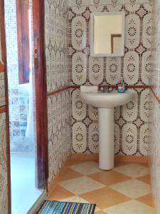 Ein Badezimmer in der Unterkunft Oued Laou Noor - Sunborn Holidays