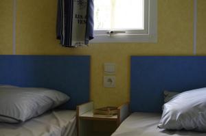 Un ou plusieurs lits dans un hébergement de l'établissement Camping La Bergerie