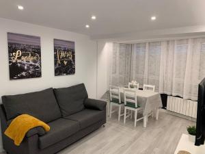 - un salon avec un canapé et une table dans l'établissement Apartamento Temático Cantabria, à Camargo